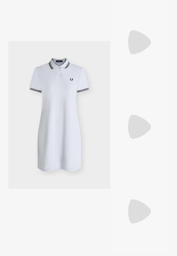 Λευκό polo φόρεμα με κοντά μανίκια, μαύρες διπλές ρίγες στο γιακά και στις μανσέτες, λαιμόκοψη με δύο κουμπιά και μικρό κεντητό λογότυπο δάφνης στο στήθος.; Λευκό και καφέ αθλητικό παπούτσι χαμηλού προφίλ με ιμάντα hook-and-loop, διάτρητη λεπτομέρεια στο πλάι και έμβλημα λογότυπου στο πλάι και τη φτέρνα.; Μαύρα γυαλιά ηλίου σε σχήμα γάτας με σκούρους φακούς. Κατασκευασμένα από γυαλιστερό πλαστικό, με μια διακριτική χρυσή λεπτομέρεια στον βραχίονα. Λείος υφής και τολμηρό σχήμα.; Μαύρη δερμάτινη τσάντα χειρός με δύο μακριές λαβές, κούμπωμα σε χρυσό τόνο και λεπτή ζώνη μπροστά, σε λευκό φόντο.