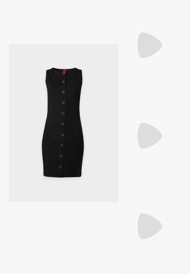 Robe noire sans manches mi-longue avec un col rond et une rangée verticale de boutons anneaux argentés sur le devant.; Sandale pour femme en cuir noir avec fines lanières, une boucle d'orteil, une boucle à la cheville et un talon aiguille de hauteur moyenne sur un fond neutre.; Pochette en cuir noir avec une texture plissée, fermeture à fermoir métallique, et logo embossé discret sur le devant. Forme arrondie.; Boucles d'oreilles en clip argentées avec un design en spirale, présentant une texture métallique lisse et des formes arrondies. Pas d'embellissements ou de motifs visibles.