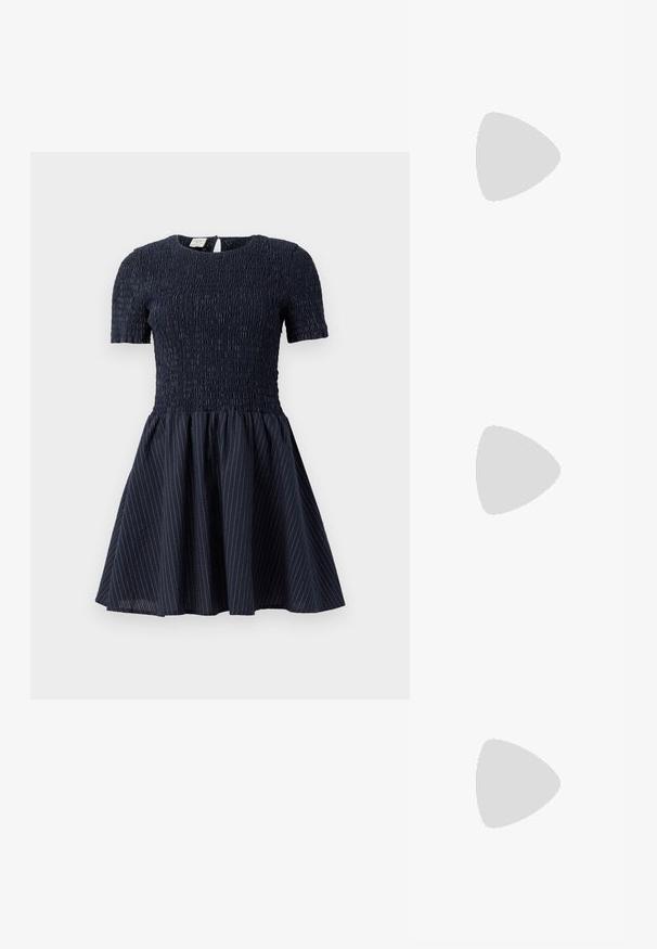 Robe bleu marine à manches courtes et corsage smocké, avec une jupe évasée ornée de subtiles rayures blanches et une ouverture en forme de clé au dos.; Sandale mule noire à fines lanières avec quatre brides et un talon kitten évasé sur un fond clair uni.; Sac à main en osier noir en forme de coquille Saint-Jacques avec un dessus courbé et une texture tressée sur un fond uni.; Boucles d'oreilles en forme de créoles dorées avec une forme rectangulaire, présentant une finition lisse et un design minimaliste. Texture métallique polie, fermeture sécurisée.
