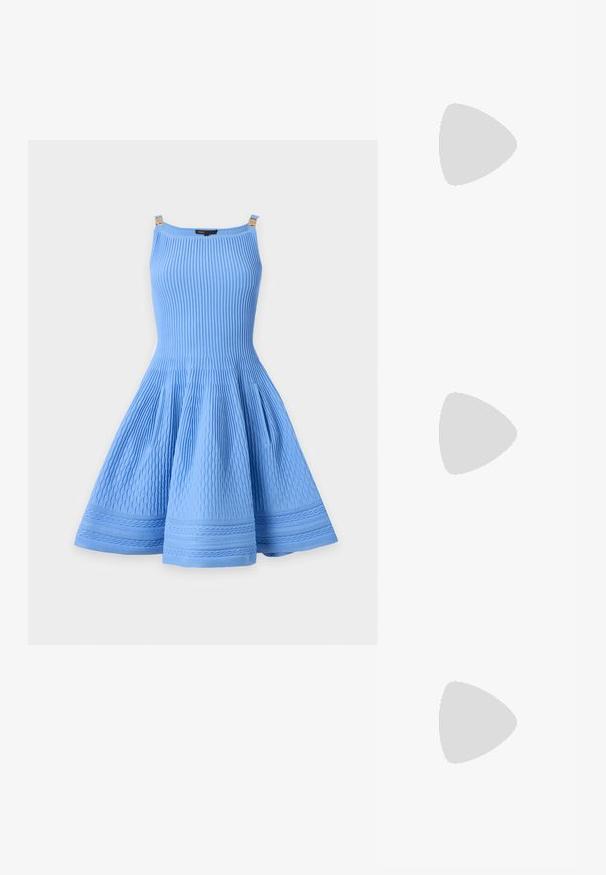 Robe tricotée bleue sans manches avec des motifs verticaux texturés et en nid d'abeille et une jupe évasée sur un fond neutre.; Sandales à strapes en cuir verni noir avec un bout carré et un petit talon carré. Présente des accessoires en métal doré et des brides de cheville réglables.; Sac à main en cuir jaune avec détails à franges sur les côtés, poignée découpée rectangulaire et bandoulière amovible placée à l'avant.; Boucles d'oreilles clous de couleur or avec une surface lisse et polie, en forme de goutte d'eau, réfléchissant la lumière pour un fini éclatant.