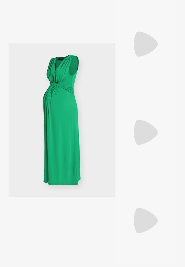 Robe de maternité longue verte sans manches avec un détail de tissu froncé au niveau de la poitrine et de la taille sur un fond uni.; Sandales à talons noirs avec plusieurs fines lanières sur le bout, une seule lanière à la cheville avec une boucle dorée, et un bout carré.; Sac à main noir en forme de croissant avec une bandoulière unique, une fermeture éclair dorée et une languette décorative rectangulaire dorée à l'avant.; Paire de boucles d'oreilles créoles doubles en or brillant avec attaches à tige sur fond blanc.