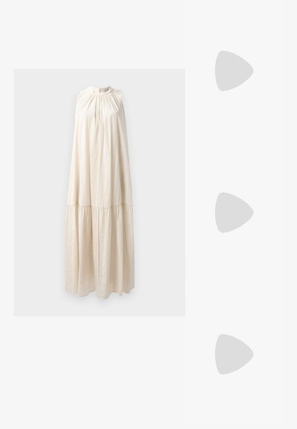Robe longue sans manches de couleur beige clair, avec un col montant, un buste froncé et une jupe à volants en tissu doux et lisse.; Mule tissée marron à enfiler avec une semelle plate et un bout fermé arrondi sur fond blanc.; Sac rectangulaire avec motif floral jaune et noir et anse tressée jaune et rose sur fond blanc.; Boucles d'oreilles créoles en or massif avec un design tubulaire légèrement tordu et des fermoirs à tige sur un fond blanc.