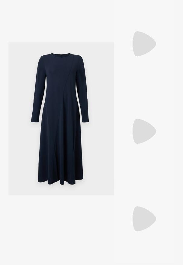 Robe bleu marine à manches longues avec encolure ronde et détail subtil de couture diagonale, fluide et tombant sous le genou.; Sandale à talon en cuir gris avec une bride nouée sur les orteils et des lacets enroulants autour de la cheville, sur un talon moyen et fin, sur fond blanc.; Pochette lavande douce avec tissu froncé, fermoir kiss-lock argenté et bracelet assorti sur un fond clair uni.; Boucles d'oreilles sculpturales en argent avec des formes douces et courbes et des surfaces réfléchissantes. Présentent un design de boucle fermée et une forme organique distincte.