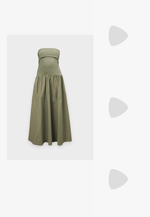 Robe maxi verte olive sans bretelles avec corsage ajusté et jupe ample et fluide, présentée sur un fond gris clair.; Sandale plate marron avec plusieurs fines lanières et une petite boucle à la cheville sur un fond clair.; Sac à main en rotin tissé en forme de coquille Saint-Jacques de couleur brun clair naturel avec des bords arrondis et texturés.; Boucles d'oreilles asymétriques avec pendentifs en coquillages, clous dorés avec dessus en perle et petites pierres précieuses transparentes incrustées sur chaque coquillage.