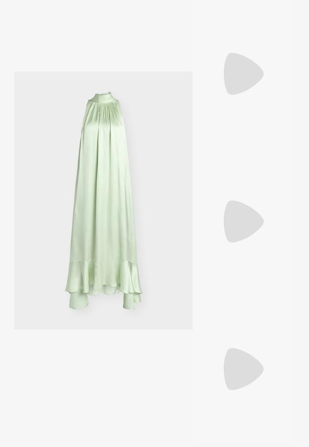 Robe sans manches en satin vert clair avec col montant, détail froncé à la poitrine et ourlet à volants.; Sandale beige à talon haut avec bride de cheville et boucle, bout ouvert et talon aiguille fin sur un fond clair uni.; Petit sac pochette en maille dorée avec un design froncé et une bandoulière chaîne dorée partiellement visible sur un fond blanc uni.; Boucles d'oreilles en acrylique transparent avec accents dorés, présentant un design incurvé et un fermoir transparent. Texture lisse, style minimaliste.