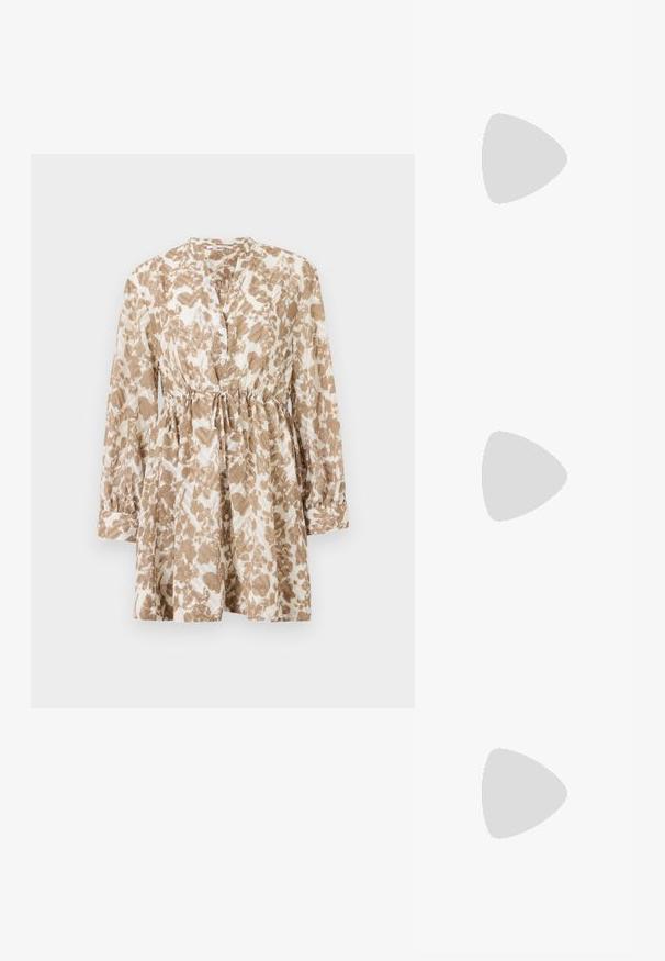 Braunes und cremefarbenes gemustertes Kleid mit langen Ärmeln, einem runden Ausschnitt, Knopfleiste und verstellbarem Kordelzug in der Taille.; Braune Sandale mit Absatz, Netzriemen und Zehensteg, ausgestattet mit einem Blockabsatz und einer genähten Sohle, seitlich auf weißem Hintergrund abgebildet.; Weiße Umhängetasche mit Klappverschluss, kleinem silbernem "cK"-Logo in der Mitte und dünnem, verstellbarem dunkelbraunem Riemen.; Lange goldene Ohrringe, bestehend aus vier verlängerten verbundenen gebogenen Stäben auf weißem Hintergrund.