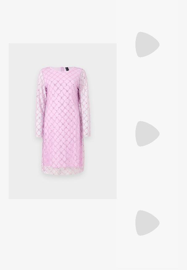 Vestido de manga larga en rosa claro con un patrón de diamantes que presenta lentejuelas y una superposición transparente. Escote redondo y cremallera en la parte posterior.; Sandalia de cuña con brillo plateado, puntera abierta, hebilla dorada en el tobillo, vista lateral sobre fondo claro liso.; Gafas de sol estilo cat-eye con marco dorado y lentes tintados en verde, que presentan un gran acento verde en el lateral y un diseño metálico elegante.; Bolso de mano plateado con un diseño estructurado, que cuenta con dos asas, textura brillante, herrajes de acento y un logo triangular en la parte frontal.