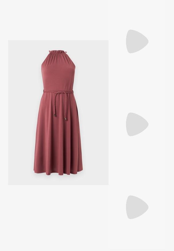 Robe midi sans manches couleur rose poudré avec encolure froncée et ceinture tressée nouée à la taille.; Mule à talon haut blanc avec bout ouvert flottant au-dessus d'un fond de bitume gris et de mur carrelé.; Petit sac à bandoulière beige avec un dessus arrondi, une longue bandoulière amovible et des fermoirs dorés sur fond blanc uni.; Paire de boucles d'oreilles créoles dorées et brillantes avec des maillons circulaires épais sur un fond gris clair uni.