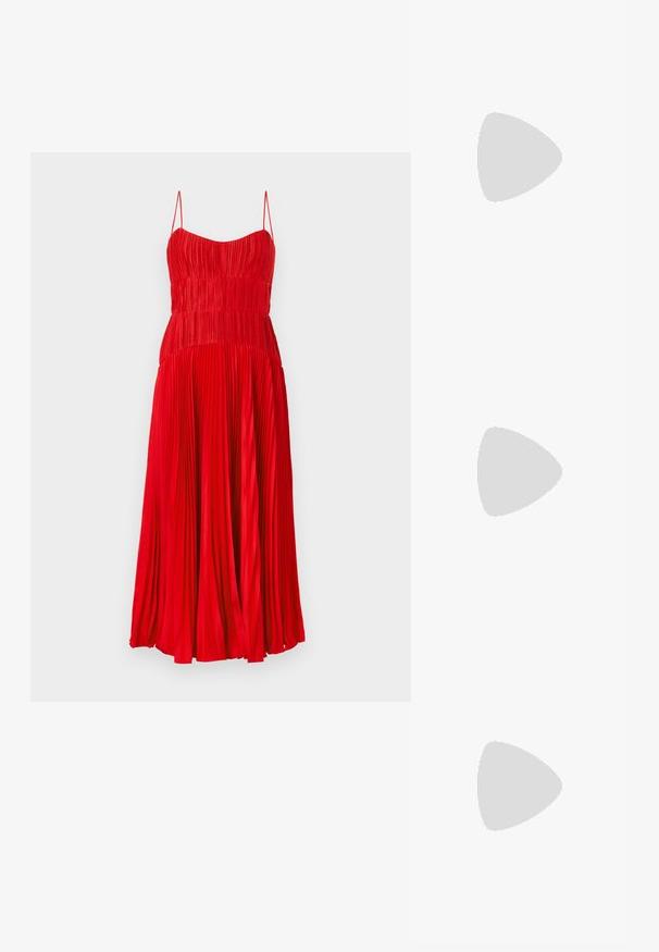 Robe plissée rouge avec un corsage ajusté et des bretelles spaghetti, dotée d'une jupe fluide qui arrive à mi-mollet. Texture lisse.; Sandale pour femme en cuir noir avec fines lanières, une boucle d'orteil, une boucle à la cheville et un talon aiguille de hauteur moyenne sur un fond neutre.; Petite pochette avec motif géométrique doré et noir, cadre en métal doré, fermeture à boule noire et une courte chaîne dorée.; Boucles d'oreilles créoles en or massif avec un design tubulaire légèrement tordu et des fermoirs à tige sur un fond blanc.