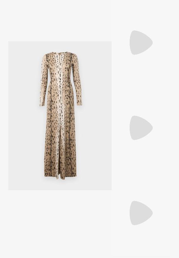 Robe maxi beige à manches longues avec un motif animalier noir à pois et une légère fente centrale sur le devant.; Chaussure à talon haut en cuir noir avec bout pointu et capuchon argenté métallique. Présente une finition lisse et un talon fin de 10 cm.; Sac à main en cuir noir à motifs avec deux poignées supérieures et une bandoulière réglable sur fond blanc.; Boucles d'oreilles en or et argent avec un dessus sphérique et un élément pendant ovale allongé à finition brillante.