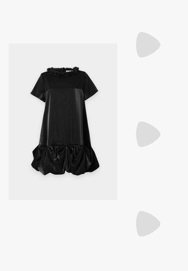 Zwarte jurk met korte mouwen, gemaakt van gladde stof, met een rimpelende bloemenkraag en een volumineuze gathered zoom voor extra textuur.; Zwarte leren laars tot half op de kuit met een puntige neus en een lage schuine hak op een effen lichte achtergrond.; Halve maan clutch bag in beige satijn met een sprankelende zilveren schouderband en franjes. Gladde textuur met een minimalistisch ontwerp.; Set zilverkleurige metalen oorbellen met een abstract ontwerp van in elkaar grijpende lussen op een witte achtergrond.