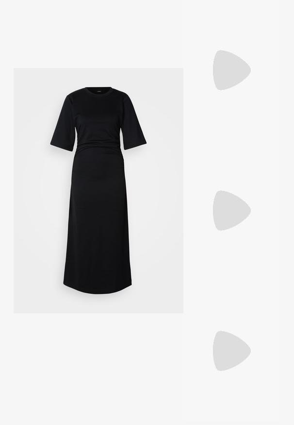 Zwarte katoenen maxi-jurk met korte mouwen, een ronde halslijn en geplooide details in de taille, met een soepele textuur en eenvoudig design.; Zwarte gepolijste leren slingback hakken met een puntige neus, een lage stiletto hak en een elegant, eenvoudig ontwerp zonder versieringen.; Glanzende zilveren clutch met envelopvormige klep en decoratieve rand, klein zilveren kettingriempje, op een effen lichte achtergrond.; Zilveren metalen oorbellen met een golvend, sculpturaal ontwerp, voorzien van een gepolijste afwerking en onregelmatige vormen, die een hedendaagse esthetiek benadrukken.