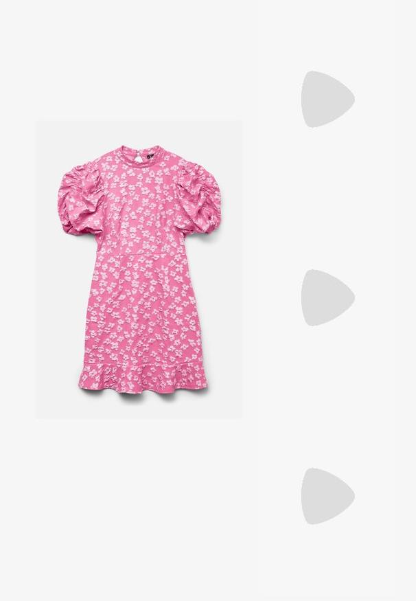 Roosa kleit lühikeste tohmakate varrukatega, valge lillemustriga, kõrge kaelusega, millel on nööbiga ava, ning volangidega äärega.; Valge terava nina ning sääreosa kinnituslindiga madala kontsaga king, ülemisel osal pärlikestega kaunistatud süda ja lipsu detail.; Väike valge käekott, mille keha katavad kangasroosid, ja õhukese ühe rihmaga käepide tavalise tausta ees.; Hõbe rõngastooted südame kujuga, millel on langevad selgeid rhinestone'idesse, et lisada sära ja tekstuuri.