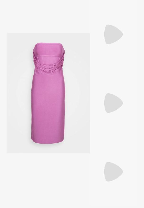 Εφαρμοστό strapless φόρεμα σε φωτεινό ροζ με υφαντό,  gathered μπούστο και λείο, κομψό φούστα. Ευθεία σιλουέτα, μήκους ως το γόνατο.; Μαύρο σανδάλι με ψηλό τακούνι, λεπτά λουράκια και διακοσμητικές πολύχρωμες πεταλούδες κατά μήκος των λουριών και του περιτυλίγματος του αστραγάλου.; Τσάντα χειρός από πλισέ μεταλλικό ύφασμα με χρυσή αλυσίδα, μαλακή ορθογώνια μορφή, ανοιχτό μπεζ χρώμα, υφή επιφάνειας και συγκεντρωμένες λεπτομέρειες.; Ασημένια γλυπτικά σκουλαρίκια με λείες, καμπύλες μορφές και ανακλαστικές επιφάνειες. Διακρίνονται για το κλειστό σχέδιο του κρίκου και την ιδιαίτερη οργανική τους μορφή.