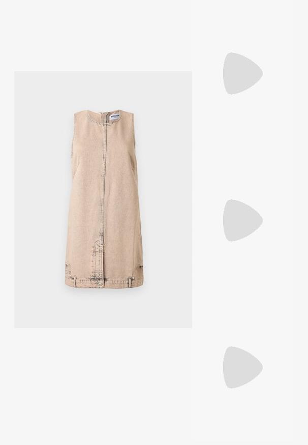 Robe mini en jean beige sans manches avec coutures apparentes, fermeture par boutons-pression à l'avant et col rond, par Moschino.; Sandale noire à talons hauts avec des brides fines, une boucle à la cheville, une surface en cuir lisse et un talon aiguille élancé.; Sac à bandoulière en cuir verni blanc avec logo doré "Love Moschino" et fermeture éclair, doté d'une seule bandoulière courbée.; Paire de boucles d'oreilles en métal argenté en forme de lettre M angulaire avec des tiges arrondies sur fond blanc.