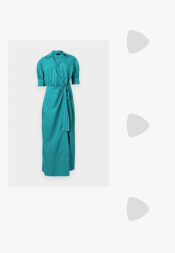 Robe midi portefeuille turquoise avec des rayures blanches verticales, manches bouffantes courtes, col à revers et ceinture à nouer à la taille.; Sandale à talon en cuir gris avec une bride nouée sur les orteils et des lacets enroulants autour de la cheville, sur un talon moyen et fin, sur fond blanc.; Petite pochette en cuir bordeaux avec fermoir en métal argenté et bracelet pour poignet sur fond blanc.; Boucles d'oreilles en métal doré et argenté avec une base en disque rond et une pièce supérieure ovale, texture lisse et finition polie.