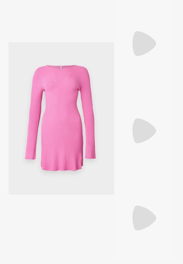 Robe longue rose côtelée à manches longues avec une silhouette ajustée, dotée d'un col en V subtil et de fentes latérales pour faciliter le mouvement.; Botte haute en cuir noir avec talon, bord plié et bout arrondi, debout sur un fond blanc.; Sac à main rectangulaire noir brillant avec deux fines bretelles et petits détails de boucles dorées à l'avant.; Ceinture en cuir noir avec deux poches arrondies, fermées par des boutons-pression en argent. Texture lisse, design légèrement courbé.