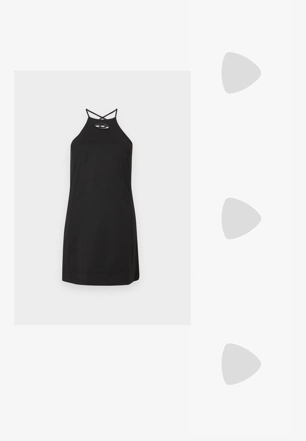 Robe noire à col halter avec une silhouette ajustée, présentant des bretelles croisées et un détail découpé ovale au niveau de l'encolure. Tissu lisse.; Bottine en cuir noir avec bout pointu, petit talon kitten et détail écrit argenté près du talon.; Sac à main en cuir verni noir avec une forme incurvée unique, une anse courte et ajustable, et une fermeture zippée. Texture lisse avec un branding discret.; Boucles d'oreilles créoles en argent avec des pendentifs ronds et plats incrustés de petits cristaux clairs sur un fond clair uni.