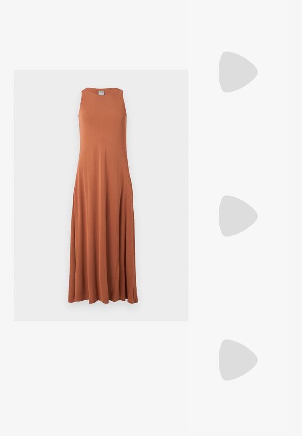 Robe longue sans manches couleur rouille avec col haut, tissu fluide et fentes latérales discrètes, présentée sur un fond clair uni.; Sandale en cuir marron avec des fines lanières, un accent circulaire doré et une semelle plate. Design minimaliste avec un détail de boucle réglable.; Sac à main en rotin tissé en forme de coquille Saint-Jacques de couleur brun clair naturel avec des bords arrondis et texturés.; Paire de petites boucles d'oreilles clous épaisses en métal doré avec des formes lisses, courbes et abstraites sur un fond clair.