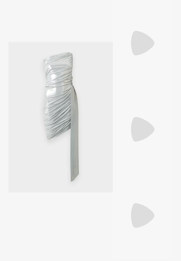 Stropfri metallisk sølv mini kjole med rynket stof og forlænget draperet bånd hængende fra den ene side.; Blå og lilla dyreprint maxi kjole med tynde stropper, en tætsiddende bodice, flagrende kant og gennemsigtig overlay-detaljering.; Sort taske lavet af blankt, tekstureret materiale med et cirkulært, snoet håndtag og lynlås. Har et blødt, rynket design.; Øreringe i sølvfarvet tone med uregelmæssig form og bagerste lukning med stift, placeret på en ensfarvet hvid overflade.