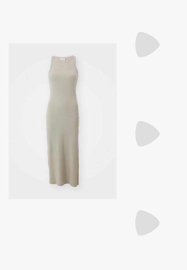 Beige ribstrikket midi-kjole med rund halsudskæring og ærmeløs design, der har en tætsiddende silhuet og en glat tekstur.; Sort læderankelstøvle med spids tå og lille hæl vist mod en væg af glasblokke og poleret gulv baggrund.; Sort skuldertaske i læder med trekantet form, præget logo og en enkelt justerbar rem. Minimalistisk design med glat tekstur.; Sølv dråbeøreringe med glatte, runde, reflekterende overflader hængende fra svingelukkede låse. Baggrunden er helt hvid.