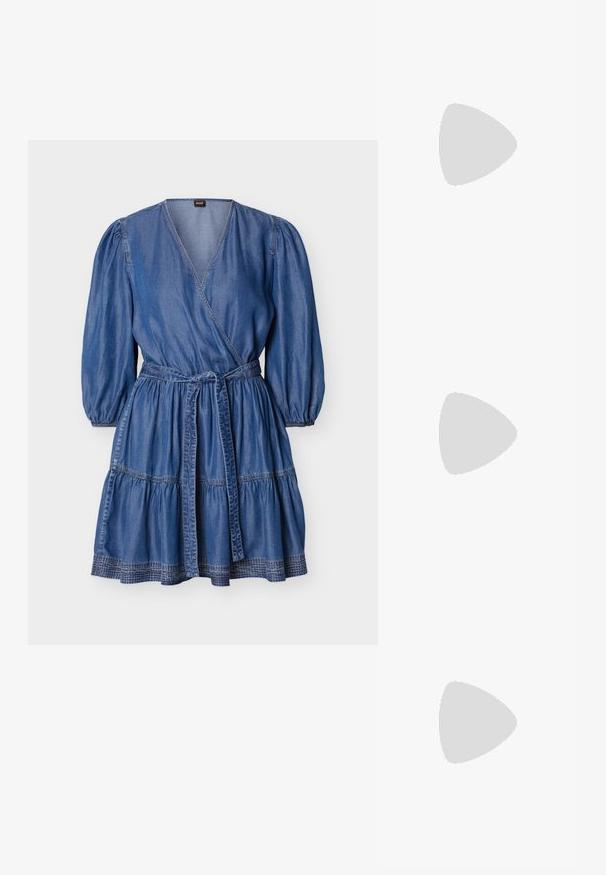 Robe portefeuille en denim bleu avec manches trois-quarts bouffantes, jupe à volants et ceinture à nouer assortie sur fond uni.; Chaussure à talon haut en cuir noir avec bout arrondi et bride de cheville réglable avec boucle dorée sur fond uni clair.; Sac à bandoulière en cuir noir avec une forme incurvée, fermeture éclair dorée et petit logo doré à l'avant, isolé sur fond clair.; Boucles d'oreilles en argent en forme de goutte avec des surfaces lisses, rondes et réfléchissantes, suspendues à des fermoirs à ressort. L'arrière-plan est blanc uni.