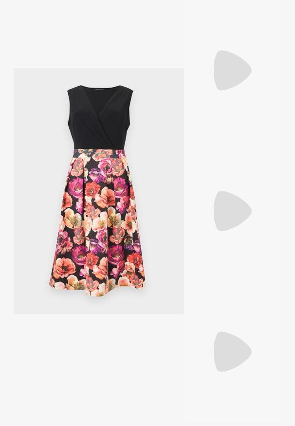 Μαν sleeveless φόρεμα με εφαρμοστή μαύρη μπούστα σε σχήμα V και φουσκωτή φούστα με έντονο ροζ, κόκκινο και πορτοκαλί λουλουδένιο μοτίβο σε μαύρο φόντο.; Μαύρο δερμάτινο γυναικείο παπούτσι με μυτερή μύτη, λεπτό λουράκι στον αστράγαλο και μέσο ύψος τακούνι στιλέτο σε λευκό φόντο.; Μαύρη δερμάτινη τσάντα με χρυσά μεταλλικά αξεσουάρ, ορθογώνιο σχήμα, κλειστή με καπάκι, ρυθμιζόμενος ιμάντας ώμου, λεία υφή, μίνιμαλ σχεδίαση.; Δύο ζευγάρια χρυσούς γεωμετρικούς κρίκους σκουλαρίκια σε λευκή, απλή επιφάνεια, ένα ζευγάρι τετράγωνα και συμπαγή, ένα ζευγάρι ορθογώνια και κούφια.