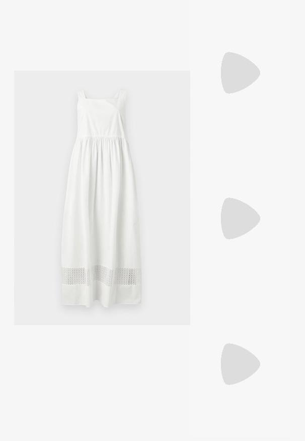 Robe longue blanche sans manches avec taille froncée et bande découpée à motifs près de l'ourlet, présentée sur fond gris.; Chaussure plate marron avec un motif ajouré tissé et un bout rond fermé, vue de profil sur un fond clair.; Sac à main tissé beige avec poignées supérieures tressées, côtés à cordon de serrage et une longue bandoulière fine sur fond blanc uni.; Boucles d'oreilles en or en forme de créoles, ornées de trois perles blanches pendantes, maintenues par des accents en fil. Fini métallique lisse avec un aspect poli.