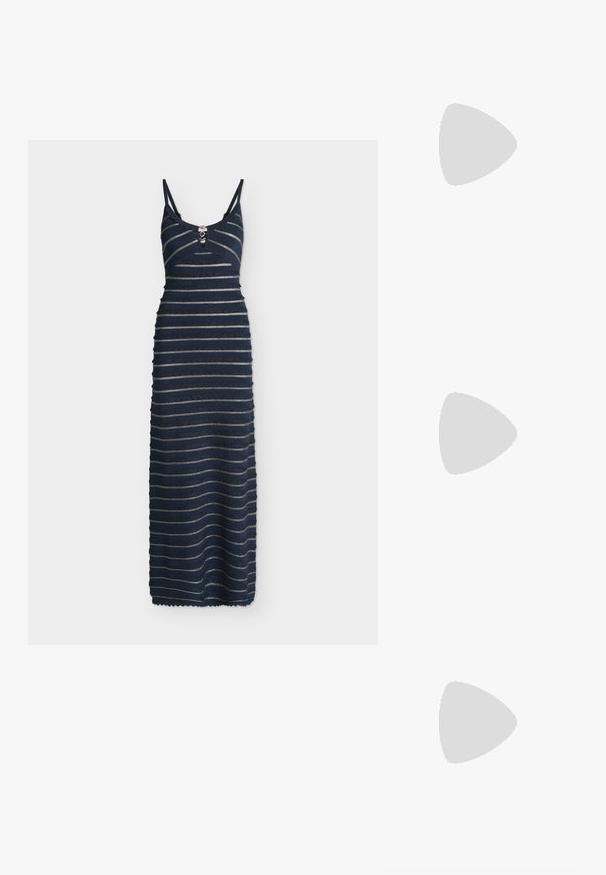 Robe longue sans manches bleu marine avec fines bretelles, rayures argentées horizontales et boutons décoratifs à l'encolure en V.; Sandale à talon haut en cuir verni noir avec bride à la cheville. Présente un design minimaliste, un bout ouvert et une boucle ornée de strass.; Sac à main argenté avec un design structuré, doté de deux poignées, d'une texture brillante, de quincaillerie accentuée et d'un logo triangulaire sur le devant.; Boucles d’oreilles créoles en métal argenté avec une surface lisse légèrement incurvée et des fermoirs à clapet sur un fond blanc uni.