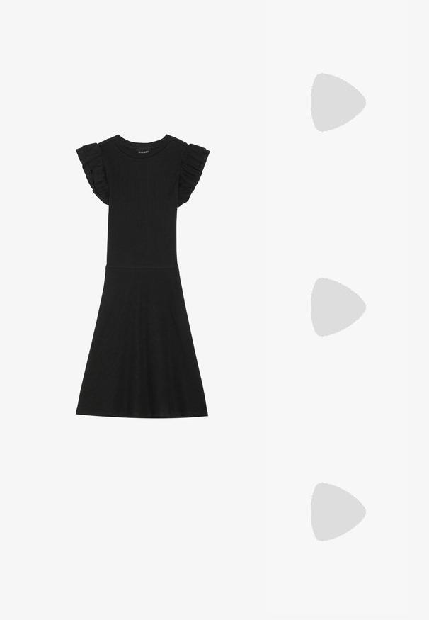 Zwart geribd jurkje met korte gefronste mouwen en een aansluitend bovenlijfje, uitlopend van de taille tot de knie, met een ronde hals.; Glanzende zwarte slingback pump met hoge hak, gebalanceerd op een glanzend zilverkleurig metalen kussen met een gladde textuur.; Zwarte handtas van lakleer met een gebogen vorm, dunne schouderriem en een gouden kettingdetail aan de voorkant. Gladde textuur, minimalistisch ontwerp.; Set van onregelmatig gevormde, gepolijste hoepel oorbellen van goudkleurig metaal met een open midden op een effen witte achtergrond.