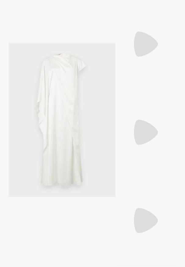 Witte jurk tot op de grond met een gedrapeerd asymmetrisch ontwerp en een vloeiende cape-mouw aan één kant.; Zwarte leren mule met open teen en hoge slanke naaldhak, zijaanzicht tegen een effen achtergrond.; Zwarte leren clutch met een geplooide textuur, metalen sluiting en een subtiel geperst logo aan de voorkant. Afgeronde vorm.; Zilveren oorringen met een gestructureerd, bobbelig ontwerp. Gemaakt van metaal, met een veilige paatsluiting en een gepolijste afwerking.