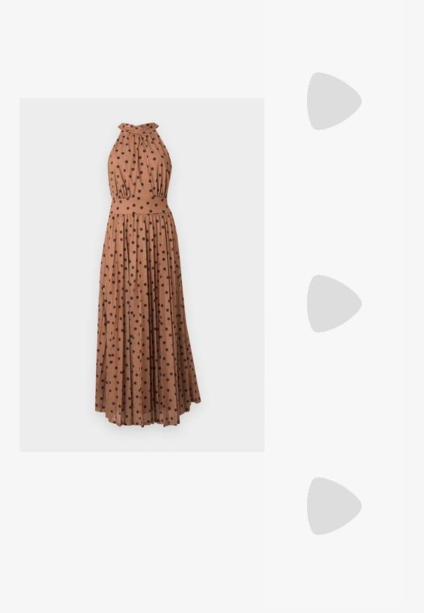 Robe longue marron sans manches à pois noirs, col halter avec détail nœud, taille cintrée et jupe plissée.; Escarpin en cuir verni noir à talon haut, avec un bout pointu, une bride réglable à la cheville et des côtés ouverts. Texture lisse.; Sac à main noir en forme de croissant avec une bandoulière unique, une fermeture éclair dorée et une languette décorative rectangulaire dorée à l'avant.; Boucles d'oreilles fines en fil d'or avec de fines chaînes et de petits pendentifs en or lisses, de forme irrégulière, suspendus aux extrémités.
