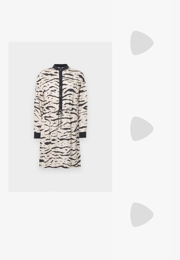 Robe à manches longues beige avec des rayures noires de tigre, dotée d'un col, d'un devant à boutons et d'une taille ajustable avec un cordon de serrage.; Chaussure slingback en cuir noir à bout pointu avec un talon bloc haut et une doublure intérieure beige sur un fond clair uni.; Sac à main en satin noir avec une forme courbée, doté d'une fermeture à glissière et d'un logo triangulaire en métal à l'avant. Texture lisse et design épuré.; Une paire de petites boucles d'oreilles géométriques en ton or avec des bords angulaires et des fermoirs à tige sur un fond clair.