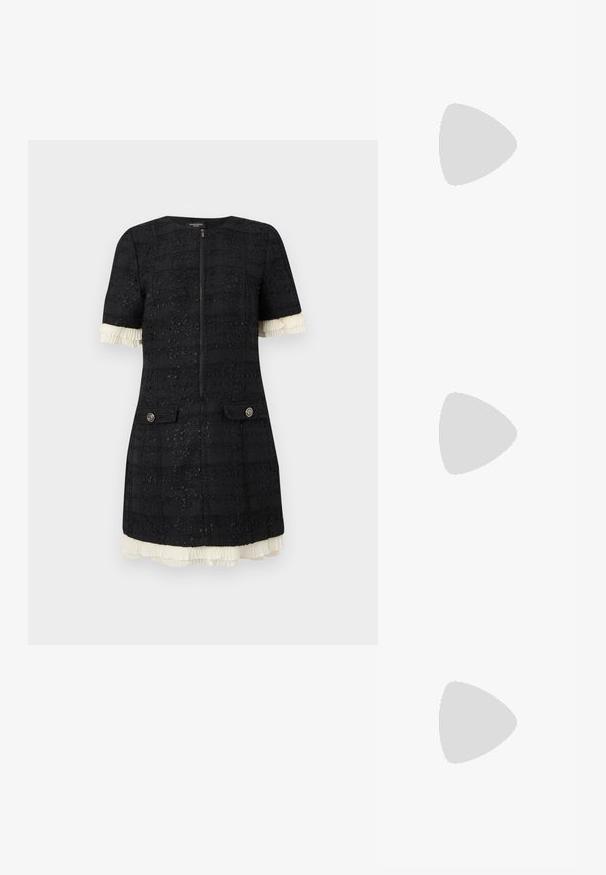 Robe courte texturée noire à manches courtes avec fermeture éclair sur le devant, poches à rabat boutonnées, et bordure plissée blanche à volants sur les manches et l'ourlet.; Escarpins à brides arrière en cuir verni noir, à bout pointu, avec un petit talon carré et une sangle de cheville ajustable dotée d'une boucle dorée.; Sac à main en cuir noir embossé en crocodile avec un design structuré, une poignée supérieure, une bandoulière ajustable et un détail de logo en avant bien visible.; Paire de boucles d’oreilles créoles dorées avec des détails de perles arrondies le long du bord extérieur sur un fond clair.
