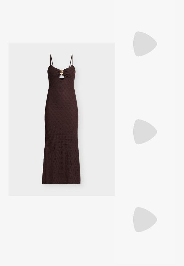 Robe maxi marron foncé sans manches avec fines bretelles, une découpe frontale sous un fermoir doré, et un motif floral texturé sur toute la surface.; Sandale pour femme en cuir noir avec fines lanières, une boucle d'orteil, une boucle à la cheville et un talon aiguille de hauteur moyenne sur un fond neutre.; Petit sac pochette en cuir bordeaux avec fermoir métallique argenté et bracelet sur fond blanc.; Boucles d'oreilles en résine transparente en forme de coquillage avec de petits accents dorés et trois breloques translucides en forme de goutte pendantes sur chaque boucle d'oreille.
