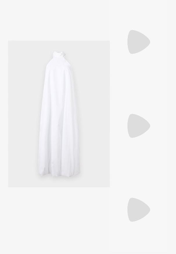 Longue robe blanche fluide avec un col montant à volants, sans manches, et un ourlet jusqu'au sol sur un fond uni.; Sandale à talons hauts en cuir noir avec une lanière de cheville. Présente une texture lisse, un bout ouvert et un talon fin. Détail de boucle en ton doré.; Sac à main en cuir verni noir avec poignées arrondies, bandoulière détachable et fermeture à boucle argentée sur fond blanc uni.; Paire de boucles d'oreilles en métal argenté en forme de lettre M angulaire avec des tiges arrondies sur fond blanc.