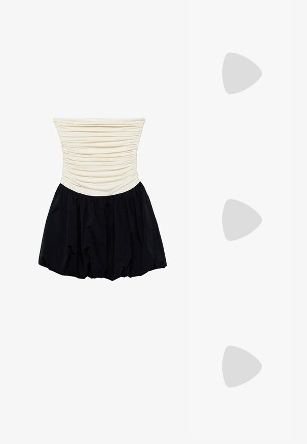 Strapless jurk met een geplooid crèmekleurig lijfje en een vloeiende zwarte rok, met een soepele textuur en een A-lijn silhouet.; Zwarte suède sneaker met witte drie strepen, gouden logo en een bruine rubberen zool. Heeft een laag profiel vetersluiting ontwerp.; Zwarte zonnebril met een oversized kattenoogvorm. Gladde plastic monturen met donkere lenzen en kleine steraccenten aan de zijkanten.; Kleine zwarte glanzende handtas met twee lange hengsels en zijkant trekkoord details op een effen lichte achtergrond.