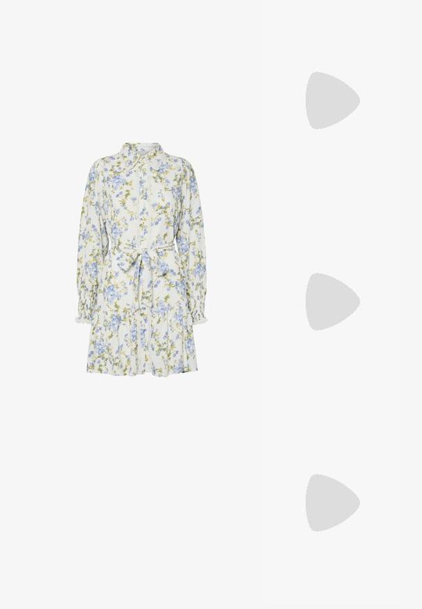 Witte bloemenjurk met lange mouwen, blauwe en groene bloemen, knoopsluiting aan de voorkant, kanten bies, een gestrikte tailleband en een uitlopende zoom.; Bordeaux gepatineerde leren hoge hakken sandaal met een enkelbandje, puntige neus en drie horizontale banden over de voet. Details met gouden gesp.; Geel geplooide handtas van soepel nepleer, met een zachte vorm, een enkele schouderriem en een verzameld ontwerp aan de bovenkant.; Twee paar gouden geometrische creolen op een effen witte ondergrond, een paar vierkant en massief, een paar rechthoekig en hol.