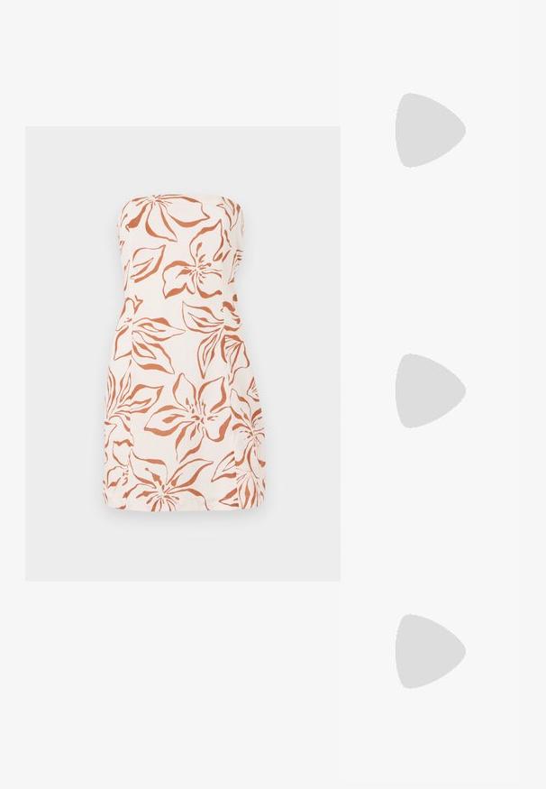 Robe sans bretelles en tissu léger, avec un motif floral orange sur fond crème. Coupe droite avec un ourlet simple.; Baskets en toile blanches avec semelles en caoutchouc, dotées de six œillets, d'un bout rond et de détails de couture légers, portées avec des chaussettes blanches mi-mollet.; Sac à main en tissu texturé couleur crème avec des anses sur le dessus et un petit nœud noué au centre devant.; Boucles d'oreilles en métal doré avec une surface lisse et polie, présentant une forme abstraite en goutte d'eau. Attache en tige métallique simple.