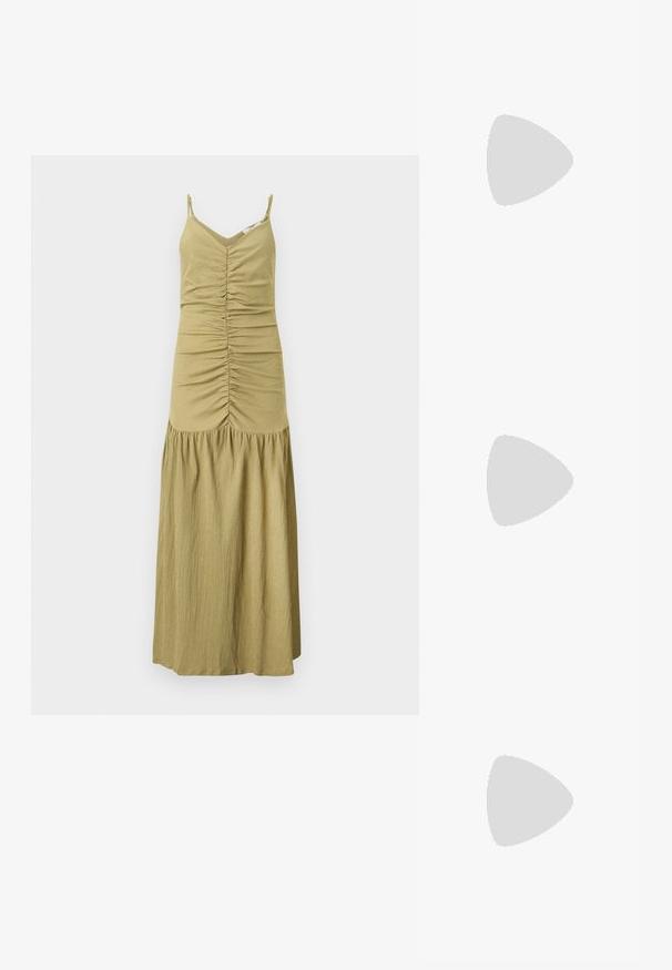 Robe longue sans manches vert olive avec corsage froncé à l'avant, décolleté en V, fines bretelles, et détail jupe froncée.; Sandale à talons hauts en cuir verni bourgogne avec une bride de cheville, bout pointu et trois bandes horizontales sur le pied. Détail de boucle dorée.; Even&Odd Sac à main - brown; Boucles d’oreilles pendantes ton or avec trois segments irréguliers, lisses et arrondis empilés verticalement sur un fond clair uni.
