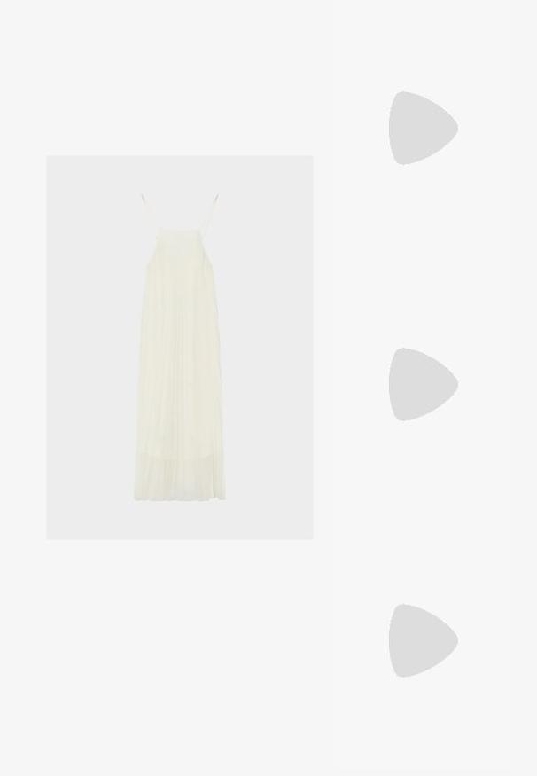Robe longue blanche sans manches avec fines bretelles et jupe fluide plissée sur fond uni.; Escarpin à talon haut en cuir verni beige avec bout pointu et talon aiguille fin, orné d'un petit accent doré à l'arrière.; Pochette en cuir beige plissé avec un cadre en métal argenté, dotée de deux fermoirs ronds décoratifs et d'une chaîne en argent.; Pince à cheveux en métal doré avec un design incurvé et strié. Texture lisse avec une finition polie et des bouts arrondis. Deux pièces présentées.