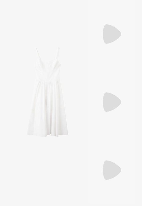 Robe blanche sans manches avec un décolleté carré et une taille froncée, dotée d'une jupe fluide mi-longue.; Sandale noire à talon haut avec une large bride sur le pied et une boucle pour l’orteil, vue de côté sur fond blanc.; Lunettes de soleil ovales noires et élégantes avec des verres foncés et des branches droites, posées sur une surface blanche.; Sac hobo en daim couleur camel avec un corps large et arrondi et une seule anse plate, présenté sur fond blanc uni.