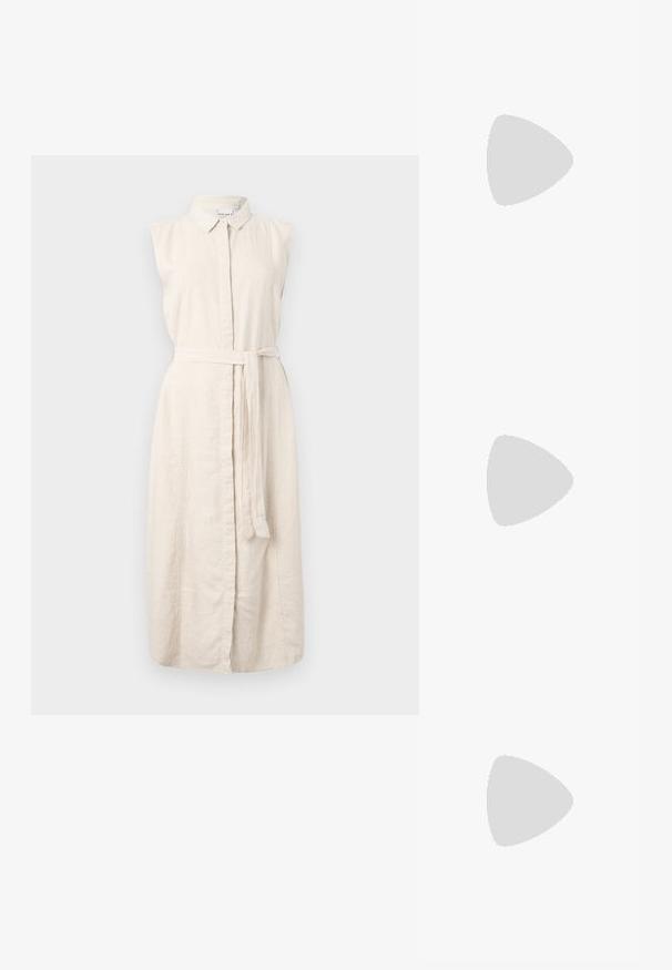 Robe en lin beige clair avec un col, sans manches, fermeture par boutons sur le devant et une ceinture en tissu à la taille. Présente une texture subtile.; Chaussure plate en cuir verni marron avec bout pointu et trois brides ajustables à boucle sur le côté, vue du profil extérieur.; Sacoche en cuir marron doux avec un haut froncé et une fine bandoulière, posée sur un fond blanc.; Ceinture en cuir marron avec une boucle dorée brillante et deux passants en cuir. Texture lisse, design plat et extrémités arrondies.