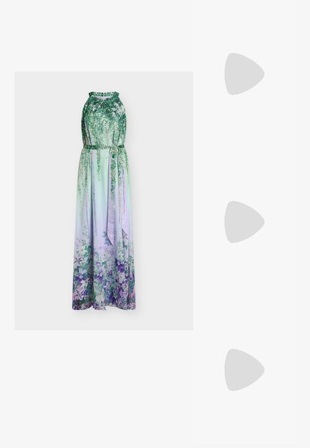 Αμάνικο μάξι φόρεμα σε πράσινο και μωβ με floral σχέδιο, με halter λαιμόκοψη και ταιριαστή υφασμάτινη ζώνη δεμένη στη μέση.; Μπεζ σανδάλια με ψηλό τακούνι και μυτερή μύτη, με τρεις λουράκια μπροστά και λεπτό λουράκι στον αστράγαλο με αγκράφα. Λείο υλικό, μινιμαλιστικός σχεδιασμός.; Λευκή πτυχιστή τσάντα με κυκλική χρυσή λαβή, κατασκευασμένη από μαλακό υλικό και με στρογγυλή μορφή. Κομψός σχεδιασμός με υφή.; Ασημένια μεταλλικά σκουλαρίκια κρίκοι με λεία, ελαφρώς κυρτή επιφάνεια και κλειδαριά τύπου latch-back σε απλό λευκό φόντο.