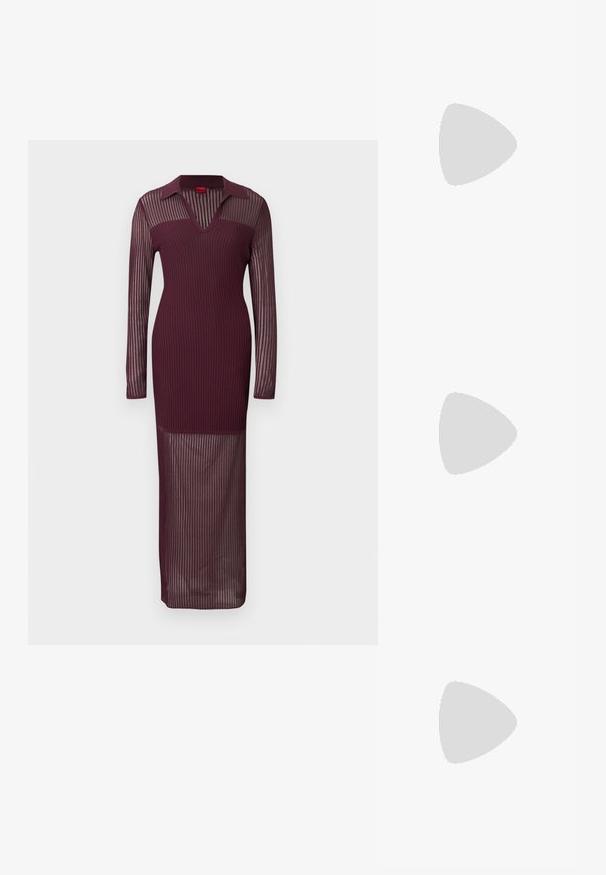 Robe longue bordeaux côtelée avec des manches longues transparentes, une silhouette ajustée et un col en V, présentant un corsage moulant et une jupe transparente.; Sandale à talon haut en cuir verni noir avec double bride de cheville et boucles dorées, bout ouvert, et talon effilé sur fond neutre.; Sac bandoulière rectangulaire en cuir noir avec bandoulière ajustable, fermeture éclair sur le dessus et petit logo Calvin Klein doré sur le devant.; Paire de boucles d'oreilles créoles en bouclettes dorées brillantes sur fond blanc uni, présentant un design torsadé entrelacé.