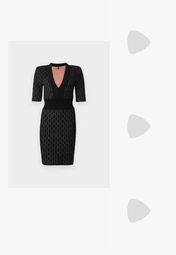 Zwarte gebreide jurk met een diepe V-hals, korte mouwen en een getailleerde bodice. Bevat een textuurpatroon en ribbelaccenten bij de halslijn en taille.; Zwarte leren hoge hak met een spitse neus, een gladde textuur en een tapse hak. Minimalistisch ontwerp, geen extra versieringen.; Zwarte leren handtas met plooien, voorzien van een korte handgreep en een afneembare brede stoffen schouderriem, tegen een witte achtergrond.; Zilveren metalen studoorbellen met ronde heldere kristallen, met een gladde gepolijste afwerking en een cirkelvormig ontwerp met subtiele verhoogde randen.