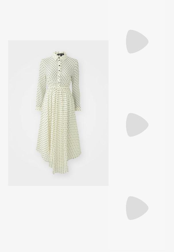 Lange mouwen, gecollarde jurk in cremewit met zwarte stippen. Voorzien van een knoopsluiting aan de voorkant en eenGathered taille met een vloeiende onderrand.; Zwarte lakleren slingback schoen met spitse neus en lage schuine blokhak op een effen lichte achtergrond.; Kleine zwarte glanzende handtas met twee lange hengsels en zijkant trekkoord details op een effen lichte achtergrond.; Een paar glanzende zilveren oorringen met dunne draadafsluitingen, getoond op een lichtgrijze achtergrond.