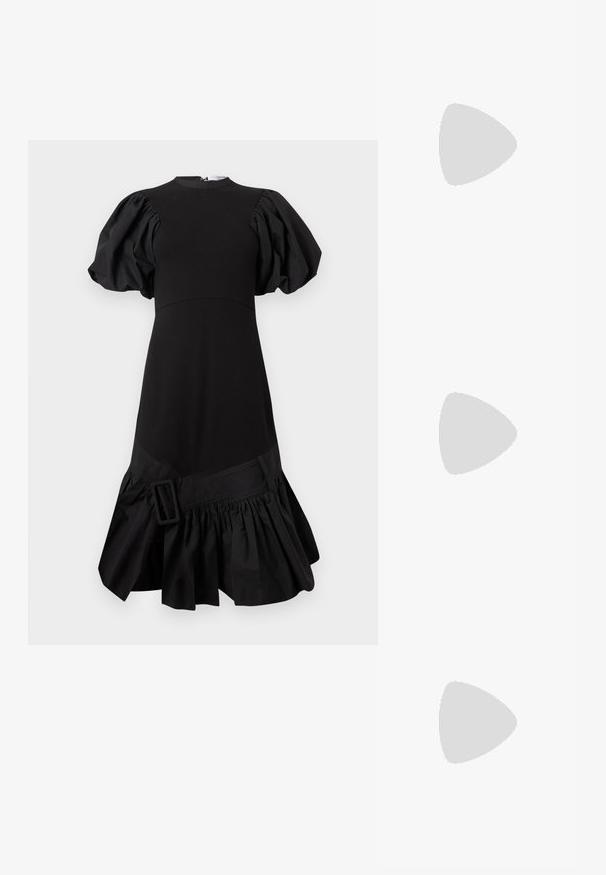 Robe noire avec manches bouffantes, corsage structuré et ourlet froncé à volants. Présente un accent de boucle latérale à la taille. Fabriquée en tissu lisse.; Escarpins slingback noirs à talons hauts avec une pointe pointue, dotés d'une tige en textile drapé et d'un nœud décoratif sur le panneau avant.; Porte-monnaie en cuir noir avec texture froncée, cadre en métal argenté, fermeture à verrouillage kiss-lock et bandoulière en chaîne. Surface lisse et douce.; Boucles d'oreilles en ton argenté avec des clous carrés, des perles circulaires et des chaînes pendantes se terminant par des charms en forme de goutte.
