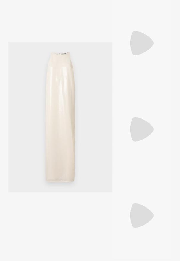 Robe longue sans manches en matière brillante de couleur blanc cassé, avec un col montant et une silhouette droite, présentant une texture subtilement nacrée.; Sandale à talons hauts noire avec une bride à la cheville, présentant une tige en cuir lisse, un bout carré et deux accents métalliques ronds.; DRAGON DIFFUSION SANTA CROCE BIG - Sac à main - dark brown; Boucles d'oreilles en argent en forme de créoles avec des accents de perles et de cristaux, présentant une surface texturée et une fermeture à tige sécurisée.
