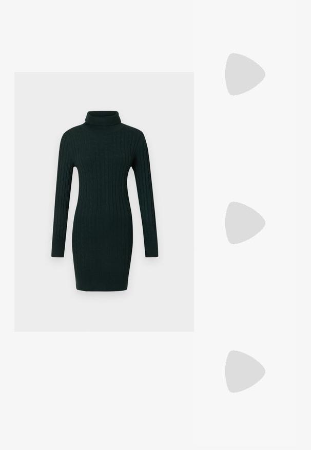 Robe pull en laine à mailles torsadées vert foncé avec des manches longues et un col roulé ajusté sur fond uni.; Escarpin en cuir verni noir à talon aiguille, à bout pointu, avec une sangle élastique double pour un maintien sécurisé. Surface lisse et brillante.; Sac à main en cuir noir avec boucle dorée et détails à rivets, poignées courtes et bandoulière réglable sur fond blanc uni.; Boucles d'oreilles argentées en forme d'étoile, avec une surface lisse et brillante. Chaque boucle d'oreille possède cinq pointes et des détails subtils de texture de surface.